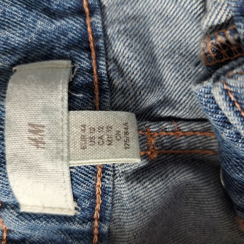 Oanvända jeansshorts från H&M. . Shorts.