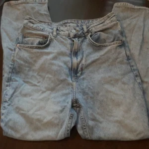 Ljusblåa Jeans  - Har används många gånger men bra skick ändå🤗🤗Pris kan diskuteras!! Vet inte varumärke eller storlek men gissar på M🫶