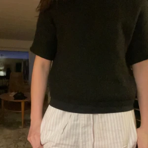 Stickad kortärmad  - Hej! Säljer denna stickad kortärmade tröjan, den är köpte här på plick men den kommer bara inte till användning längre (skriv gärna för mer bilder)💗