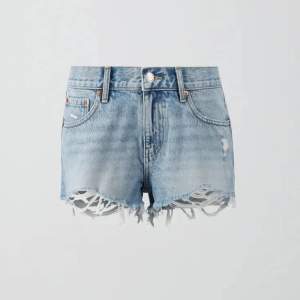 Gina tricot ”low denim shorts” färgen It blue. Säljer pga för små för mig. Storlek 32. Helt slutsålda i butik och online💕