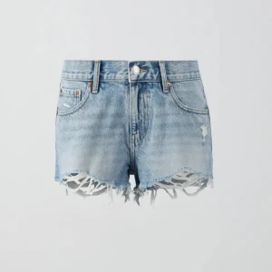 Gina low denim shorts  - Gina tricot ”low denim shorts” färgen It blue. Säljer pga för små för mig. Storlek 32. Helt slutsålda i butik och online💕