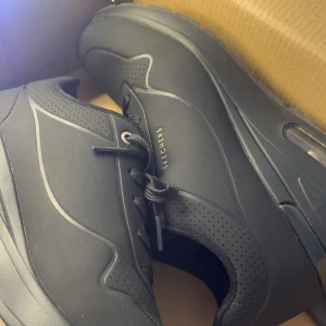  Skechers skor  - Skechers skor för 1000kr. Helt nya har haft de på mig två gånger. 