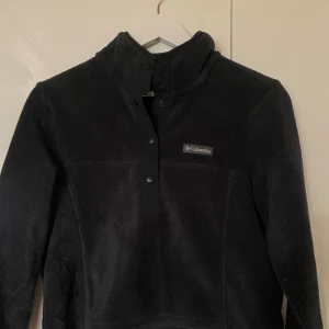 Columbia Fleecetröja  - Jättemysig svart fleecetröja som är lite kroppad❣️🖤