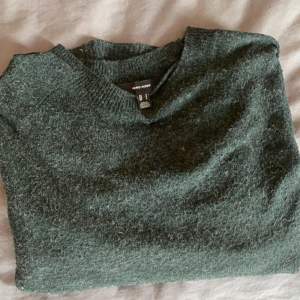 Säljer den här tröjan från vero Moda då jag har för många stickade tröjor. Den är i fint skick, inte använt så många gånger.