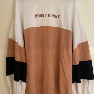 Sweatshirt - Sweatshirt från missguided, ballongärm. Använd ett antal gånger men i väldigt fint skick!