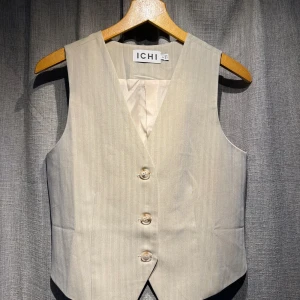 ICHI Väst - Väst från ICHI, aldrig använd! Något stor i storleken.