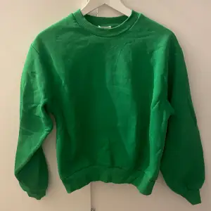Grön tröja som knappt är använd från Gina tricot. 