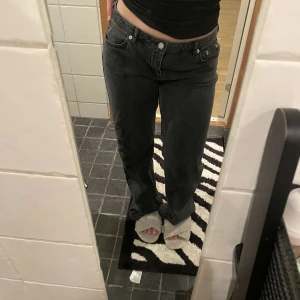 Låg midjade jeans - Säljer dessa jeans från Nakd. Lågmidjade och raka i benen. Bra skick