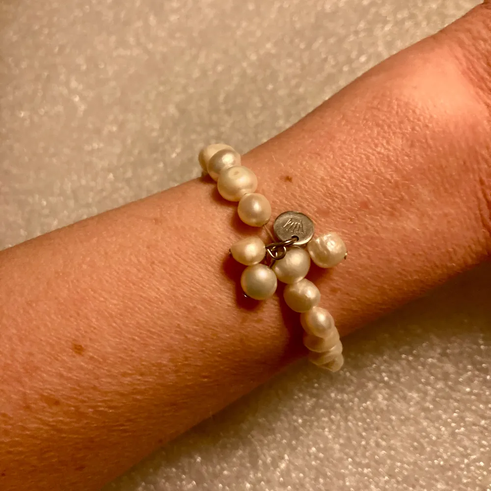 Fint armband med vita sötvattenspärlor från Pearls For Girls, nickelfritt. Inget att anmärka på.. Accessoarer.