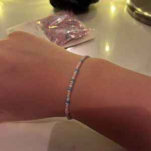 Armband  - Säljer detta jätte fina armband som jag har gjort själv, jag kan göra de i alla olika mått det är bara att skriva mått så fixar jag det. Pärlorna är i pastell färger och är köpta i Spanien. Armbandet tåler väldigt mycket eftersom jag har stark tråd💕