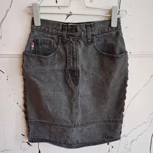 Ascool och snygg kjol från Mochino Jeans. Vintage! Liten slits bak, knappar på sidorna. Högre i midjan. Otroligt fin på, 
