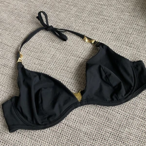 Bikiniöverdel 75B - Bikiniöverdel med gulddetaljer. Knytning bakom nacken 
