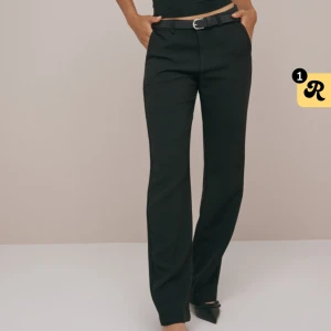 Lågmidjade kostymbuxor - Säljer dessa supersnygga kostymbyxor från Nelly. Lite noppriga på vissa ställen!