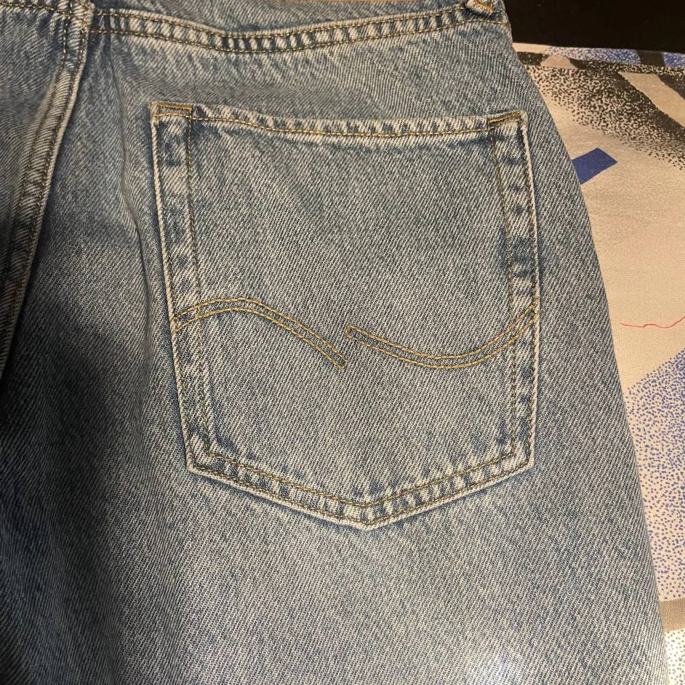 Blåa Jack & Jones jeans i fit Loose  Storlek: 27/30 Skick: 10/10. Jeans & Byxor.