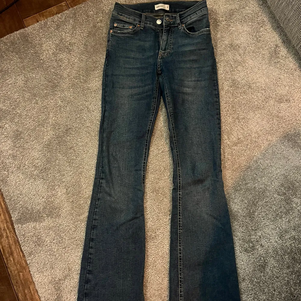 Blåa low waist bootcut jeans från gina tricot! Superfint skick!. Jeans & Byxor.