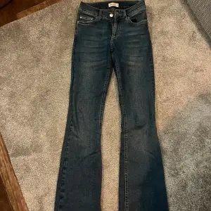 Blåa low waist bootcut jeans från gina tricot! Superfint skick!