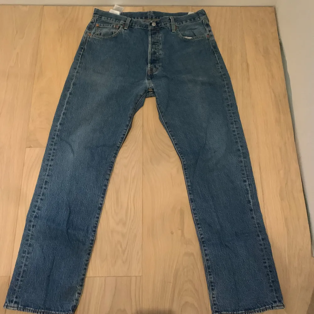 Hej säljer nu mina Levis jeans då jag bytt stil och inte har andvändning för dom, Skriv om ni har frågor.. Jeans & Byxor.