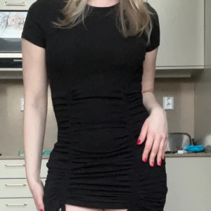 Tajt klänning - Super fin svart tajt klänning med knytning! Använd några gånger men säljer nu då det inte är min stil längre