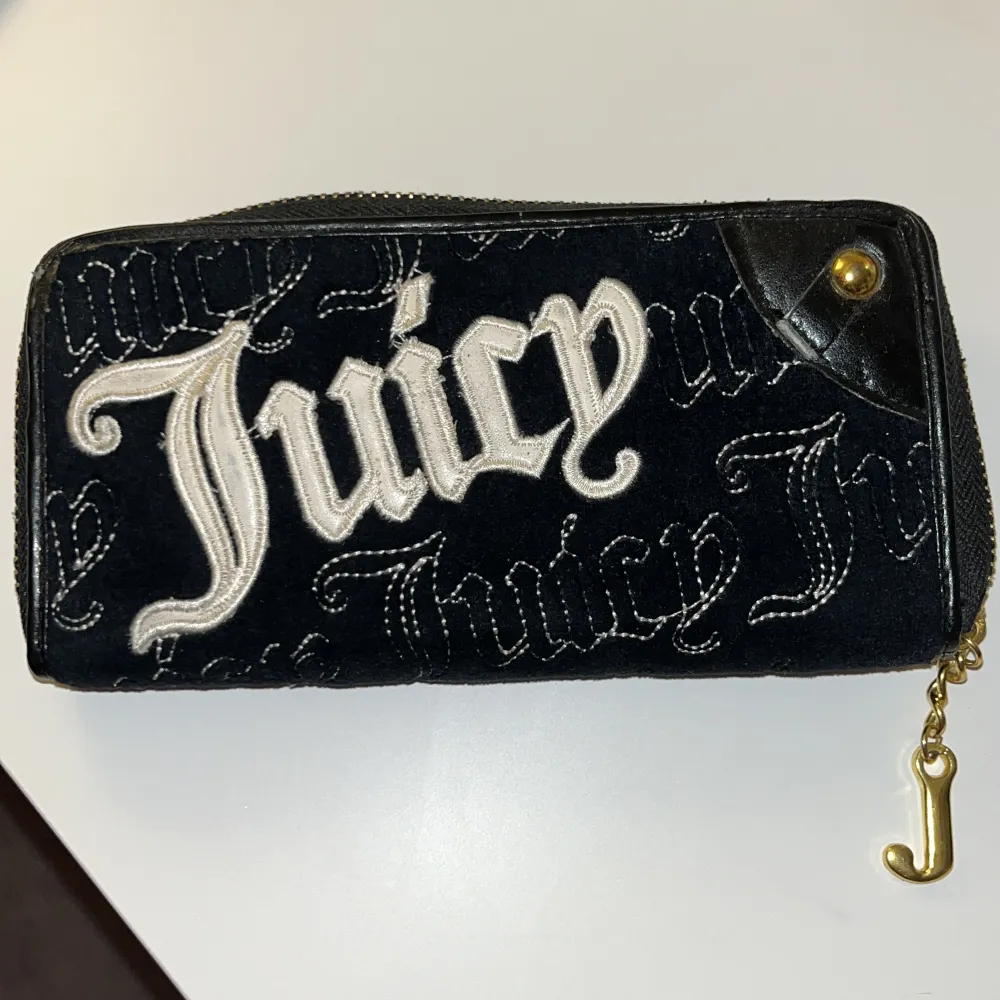 Svart Juicy Couture plånbok/necessär med 11 fickor, sammet material. Mått 20x9cm. Pris kan diskuteras. Väskor.