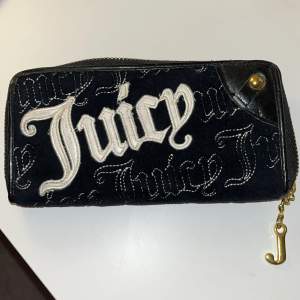 Svart Juicy Couture plånbok/necessär med 11 fickor, sammet material. Mått 20x9cm. Pris kan diskuteras