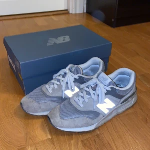 New Balance 997H - new balance skor som är köpta på zalanda får två år, de är använda men mycket går att tvätta bort. hade kunnat byta med ett par converse st44