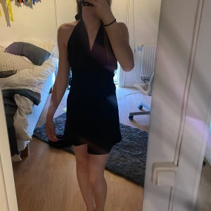 Sommar kläning  - En super söt sommarklänning😍 passar till alls både finare men även ner till stranden , säljes då den är för liten 