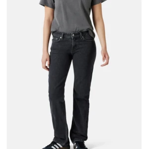 Lågmidjade jeans  - Säljer då de inte kommer till användning. Säljer även ett par blåa i samma modell och storlek, annons finns. 