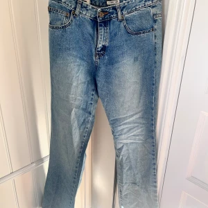 Jeans - Säljer dessa super fina utsvängda jeansen. Aldrig använda med prislapp kvar💕