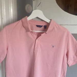 Gant Pikè - Säljer denna as snygga rosa gant pikè i storlek S. Pikèn är som ny endast provad! Ej förhandlingsbar! Tveka inte på att höra av dig vid funderingar.