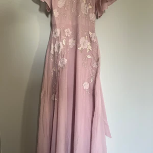 Långklänning - Jättefin långklänning som passar perfekt för finare tillfällen såsom balen eller bröllop! Helt oanvänd med prislapp fortfarande på, tanken var att ha till balen men hittade en annan istället! Nypris med frakt var 1299kr, helt slutsåld på hemsidan!