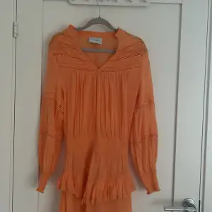 Medellång orange klänning från Neo noir. Har använt fåtal gånger och det finns inga defekter. Säljer då jag inte tycker att jag passar i orange.🧡