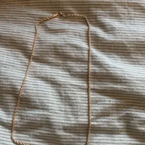 Ett silver halsband doppat i 18K guld som jag nu vill sälja då jag fått ett annat halsband i födelsedags present!