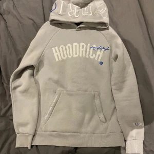 Hoodrich - Använd några gånger men den är fof jätte bra skick nypris 900kr säljer den för 400kr pris kan diskuteras 