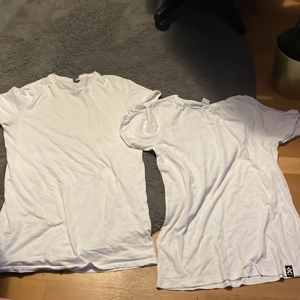 Bra skick på Båda  St M på båda  T-shortsen åt höger är lite tunnare än den åt vänster Båda tröjorna för 15kr!. T-shirts.