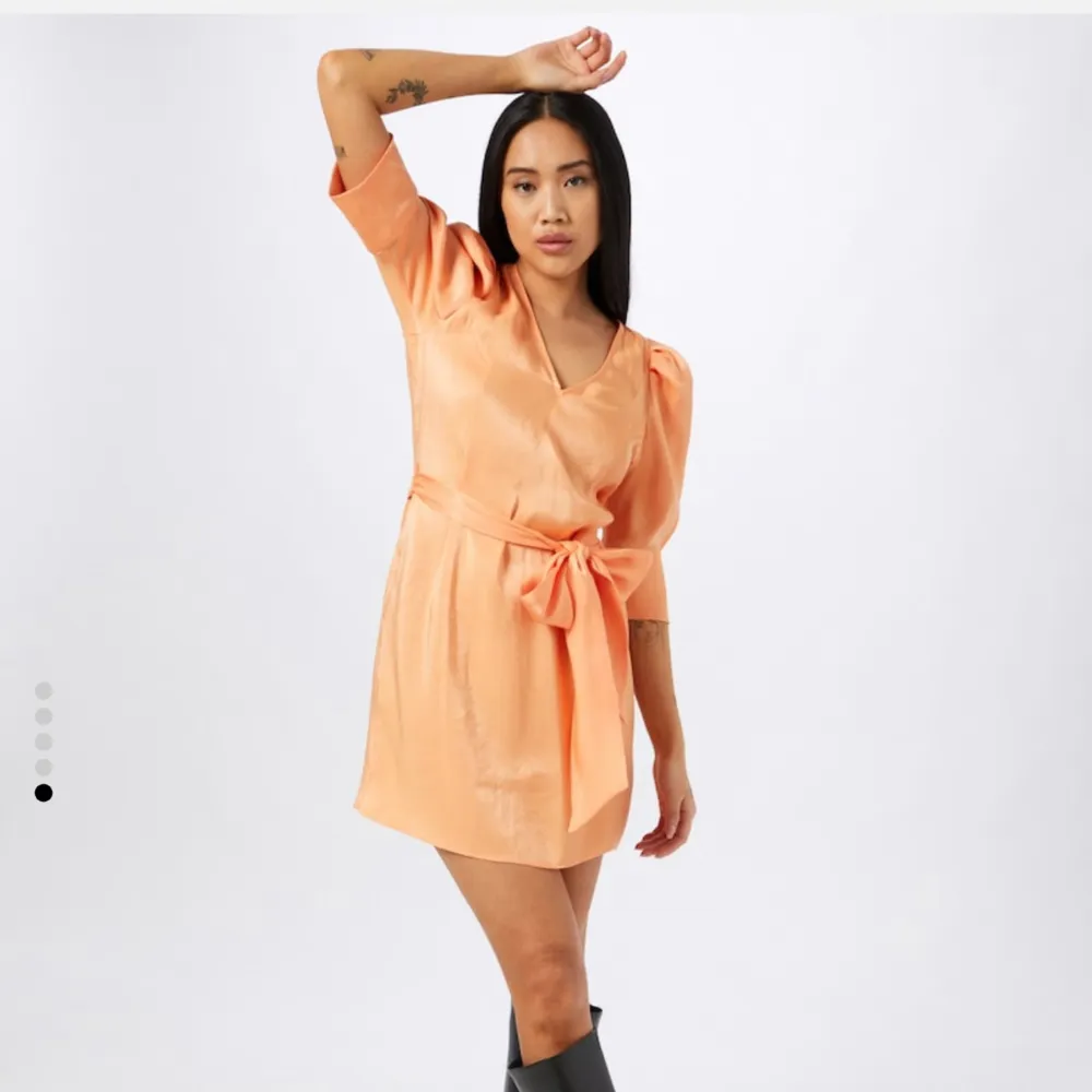 Säljer min superfina orange klänning från Twist & Tango. 🧡 modellen finns inte längre. Nypris: 1890:- . Helt felfri, som nyskick! . Klänningar.