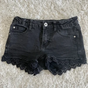 Svarta jeansshorts  - Jeansshorts från Kappahl, strl 152 🖤
