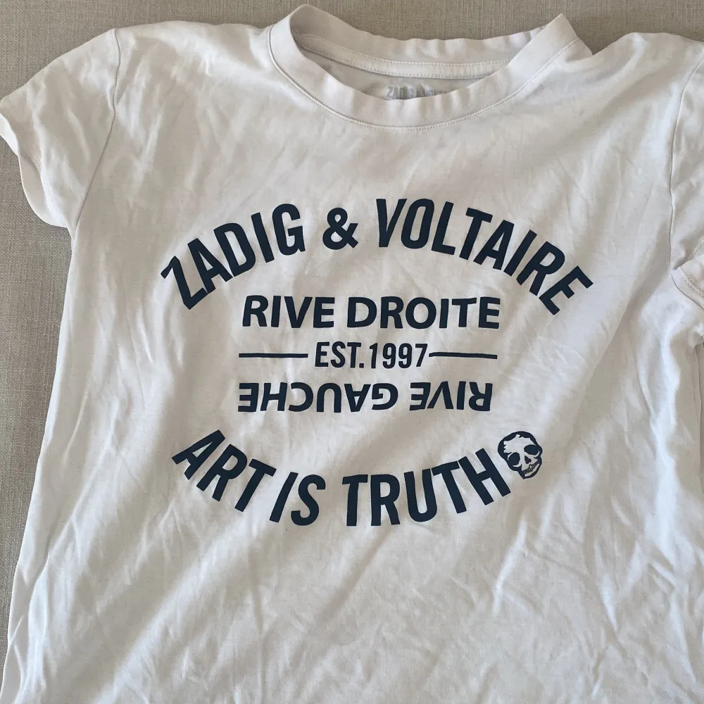 Säljer denna så snygga t-shirt den Zadig&voltarie. Säljer den då den inte kommer till användning. Nypris är 1150 kr. . T-shirts.
