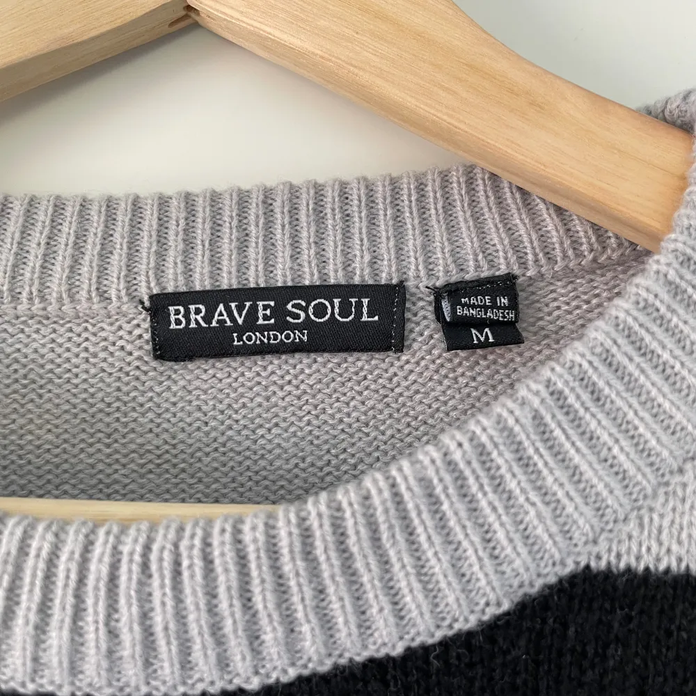 Säljer denna tröja ifrån Brave Soul då jag inte använder den längre.. Stickat.