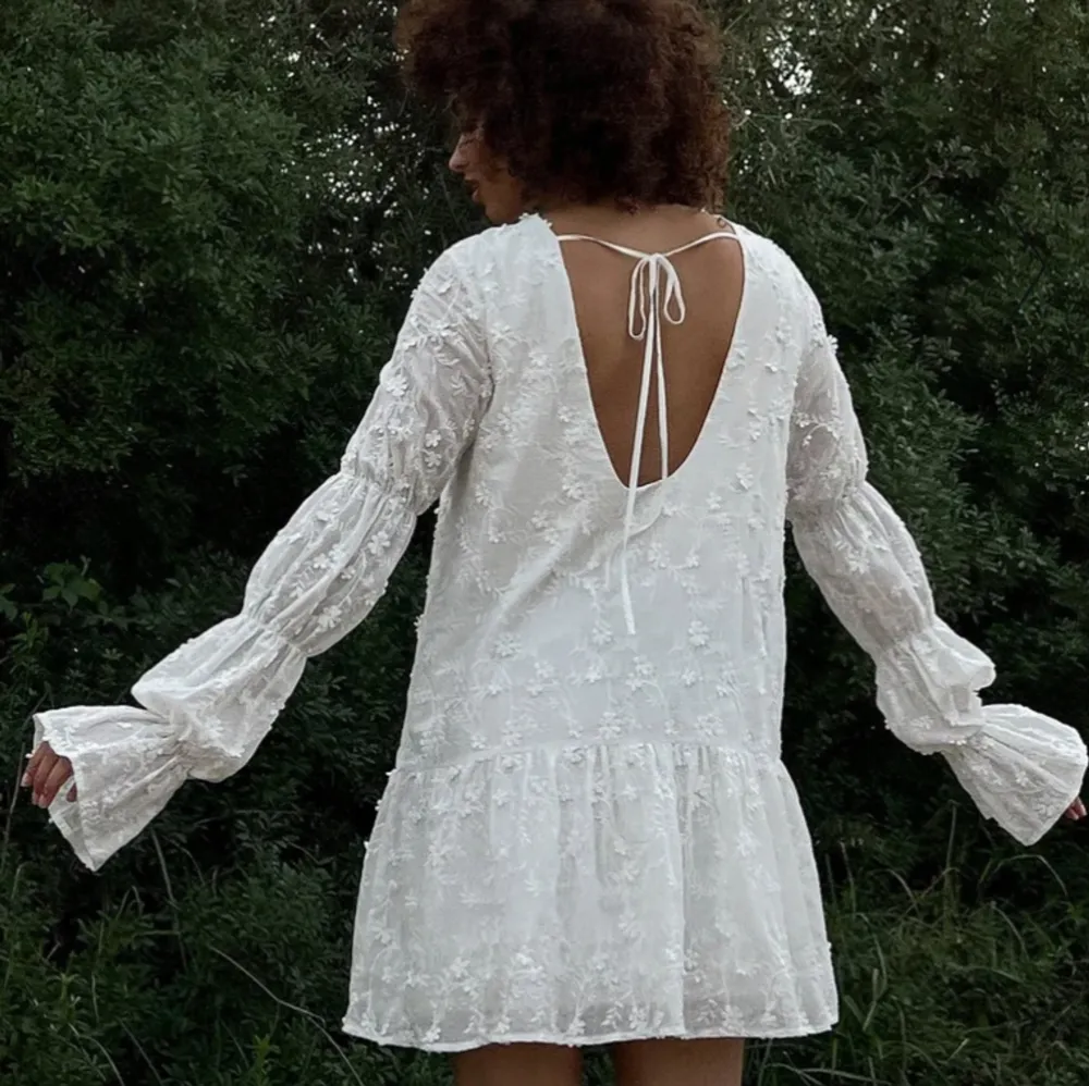 Jättefin vit klänning som är helt oanvänd och har prislapp kvar 💕💕helt slutsåld på hemsidan!!. Klänningar.