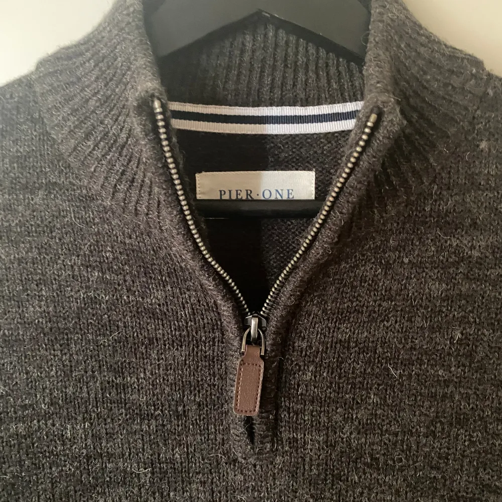 En schysst zip tröja! Perfekt till våren! 9/10. Tröjor & Koftor.