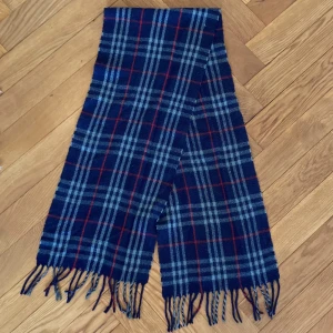 Stek Halsduk - ☀️ Styla upp din sommarlook med vår svala blå halsduk! Tillverkad av lätt material för att hålla dig sval och stek när temperaturen stiger. Ett måste för din sommargarderob! 💙 