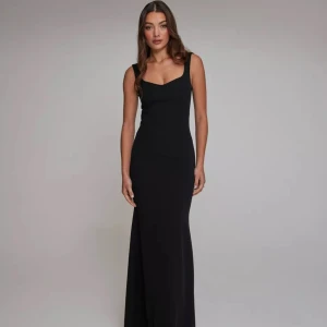 Svart klänning - Klänning från Nelly i strl S som är perfekt till balen! Endast provat den och är just nu slutsåld i de flesta storlekar! Hör av dig vid frågor🥰