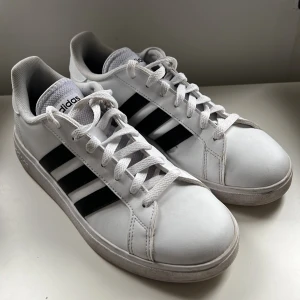 Adidas skor  - Ett par feta Adidasskor använda fåtal gånger och är i bra skick. Storlek 39. Nypris är 500kr