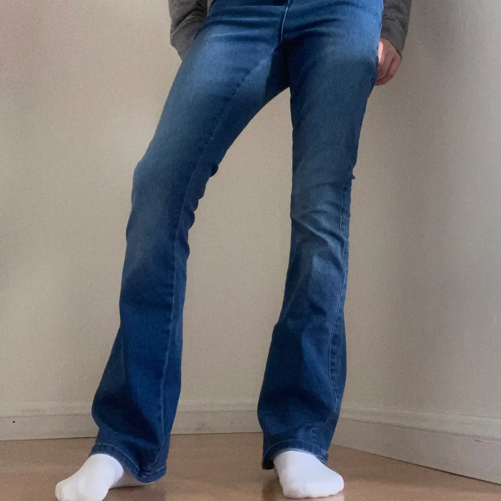 Säljer dessa jeans från only då de inte kommer till användning!!❤️. Jeans & Byxor.