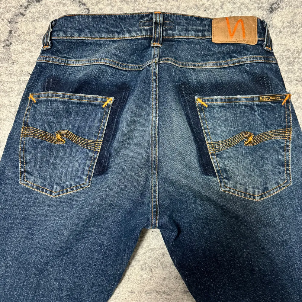 Säljer dessa nudie jeans i storlek L30 W32. Jätte fint skick och dem är relativt nya så inga tecken på användning eller slitage. Modell är slim/straight fit. Skriv om ni har funderingar.. Jeans & Byxor.