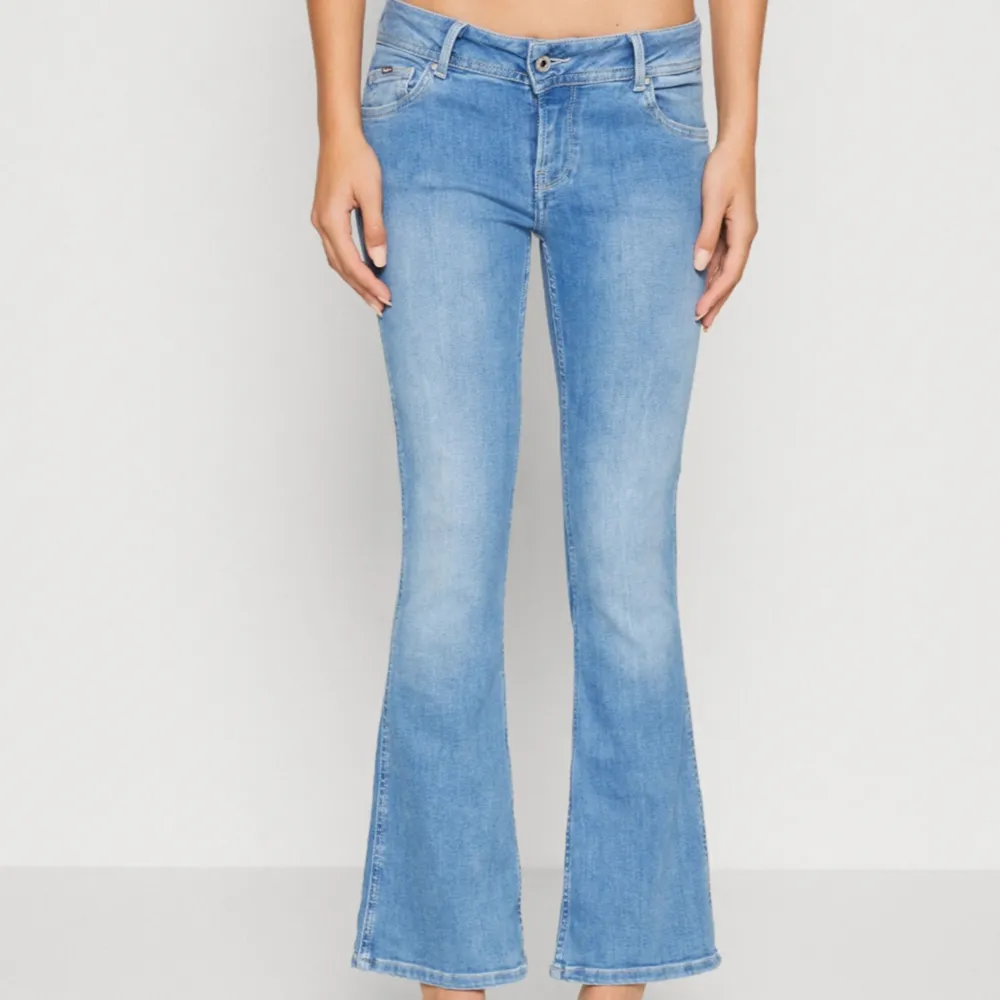 Supersnygga jeans från pepe jeans. Sparsamt använda, inga defekter, hör av er om frågor🤗 Nypris: 949kr. Mitt pris: 499 kr. Storlek: 26/30. Jeans & Byxor.