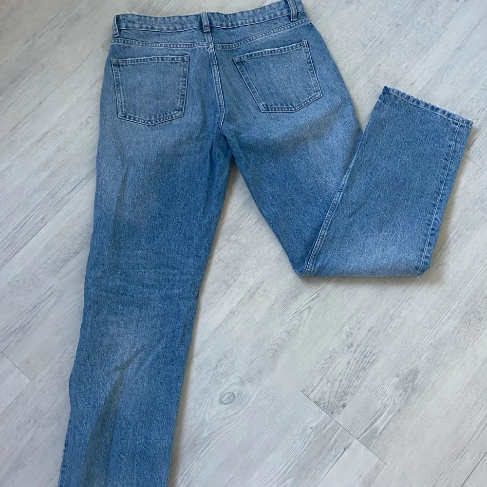 Jag säljer mina low waisted jeans ifrån Zara då de är för stora för mig. De är raka i modellen och verkligen jättesnygga men somsagt tyvärr för stora💘 storlek 40 & pris går att diskutera!!. Jeans & Byxor.