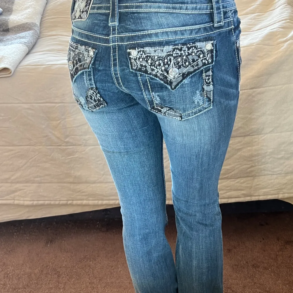 Helt nya lågmidjade bootcut miss me jeans i perfekt skick! Dom är i storlek 26. Hör gärna av er vid frågor eller för mer bilder💞                                                         🤍midjemått: 75 cm🤍Benlägnd: 83 cm Gmail: trendigaklader@gmail.com. Jeans & Byxor.