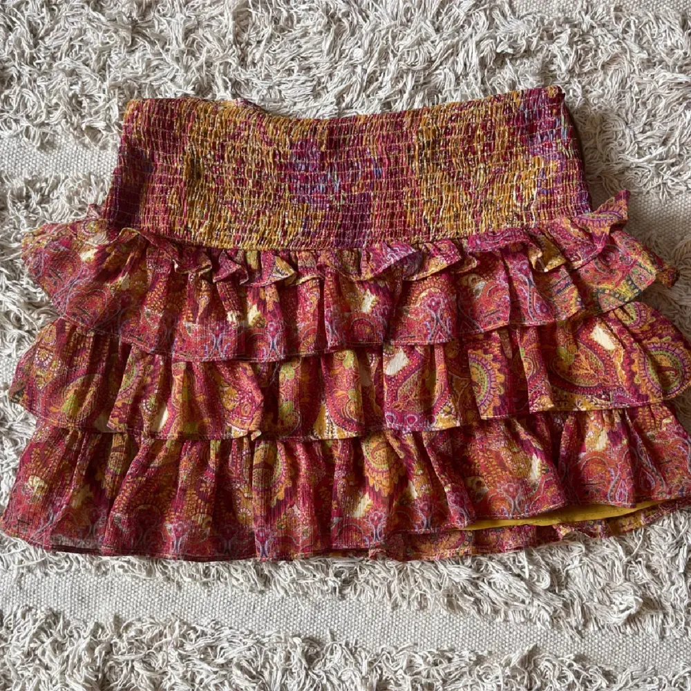 Säljer den aldrig använda zara kjol skriv prov för egna bilder ❤️liten i storleken . Kjolar.