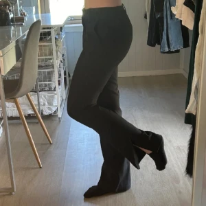 Bikbok lowwaist kostymbyxor - Letar efter bikboks populära kostymbyxor i storlek 36 då 34 inte passade mig i höften. Modellen jag har är med slits, bilderna är lånade